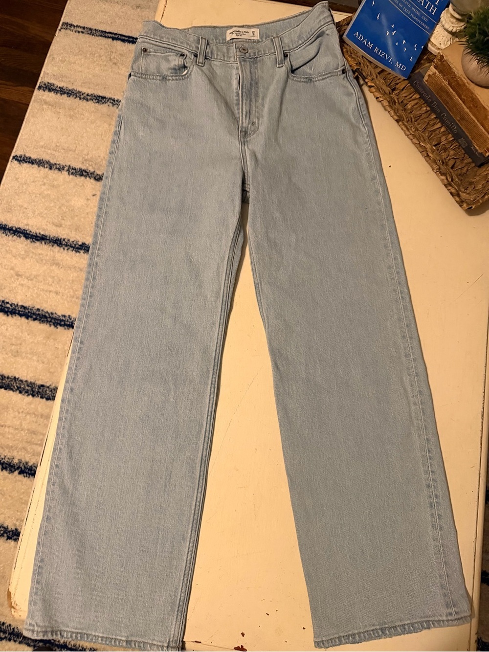 NWOT Abercrombie & Fitch 90s high rise Light Wash relaxed Leg Jeans size 29/8